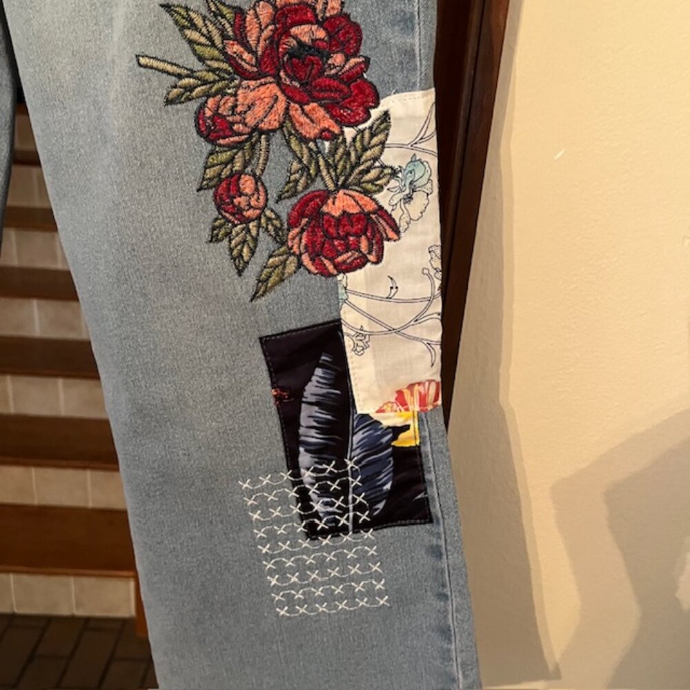 NWT DG2 Diane Gilman Stretch Embroidered Cropped Jean 654-662 Chambray Size 14 - Picture 4 of 9
